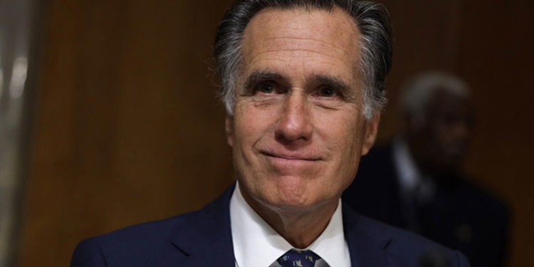 Trump'ın iki azil soruşturmasında da karşı oy kullanan Cumhuriyetçi Senatör Romney, kongrede yuhalandı