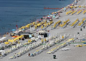 Türkiye’de “Aşılanmış Turizm”den Beklentiler

Türkiye’nin turizm sektör çalışanlarını “Keyfini çıkarın, ben aşılıyım” yazılı maskeler takmış şekilde gösterdiği tanıtım videosu tepkiler üzerine kaldırıldı. Bu yanlış tanıtımın yanısıra diplomatik gerilimlerin etkisine rağmen Avrupa ve Rusya’dan turist bekleniyor