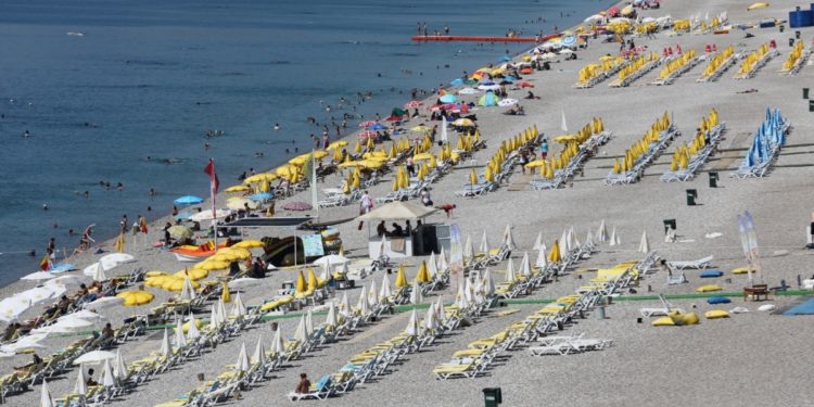 Türkiye’de “Aşılanmış Turizm”den Beklentiler
Türkiye’nin turizm sektör çalışanlarını “Keyfini çıkarın, ben aşılıyım” yazılı maskeler takmış şekilde gösterdiği tanıtım videosu tepkiler üzerine kaldırıldı. Bu yanlış tanıtımın yanısıra diplomatik gerilimlerin etkisine rağmen Avrupa ve Rusya’dan turist bekleniyor