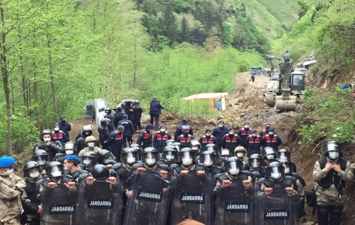 Yandaş müteahhit taş ocağı inşaatında topu bakanlığa attı