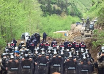 Yandaş müteahhit taş ocağı inşaatında topu bakanlığa attı