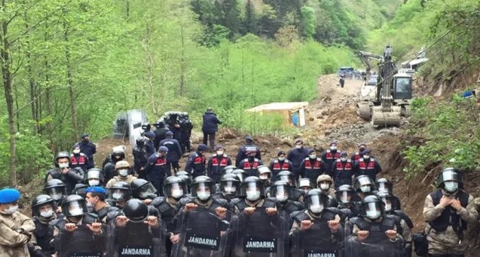 Yandaş müteahhit taş ocağı inşaatında topu bakanlığa attı