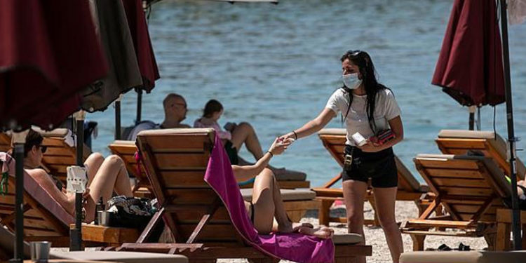 Yunanistan bu sezon turizmden umutlu, Covid-19'a rağmen plajlar yeniden açıldı