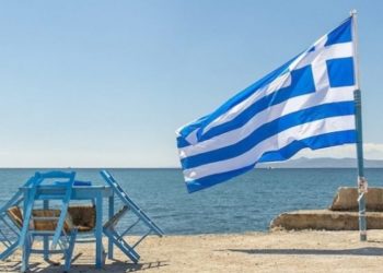 Yunanistan sezonu açıyor: Aşılanmış turistleri kabul edecek