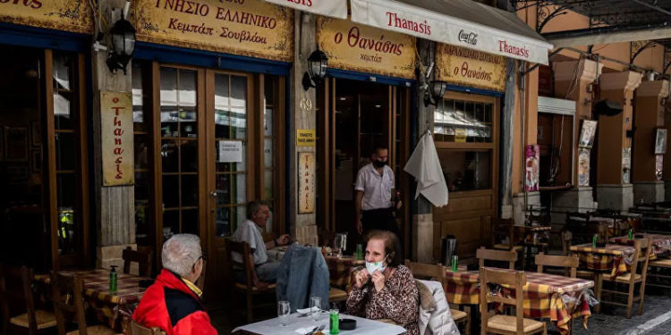 Yunanistan'da kafe ve restoranlar altı ay sonra yeniden açıldı