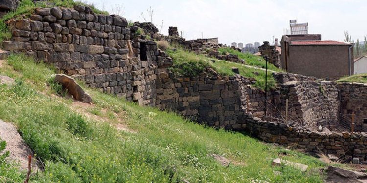 Yönetmen Elia Kazan'ın Kayseri'deki evi harabeye döndü