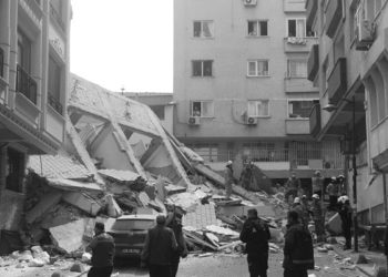 Zeytinburnu’nda önceden boşaltılan bina çöktü