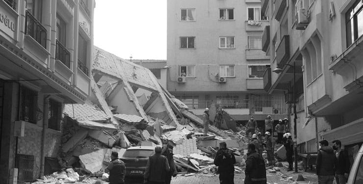 Zeytinburnu’nda önceden boşaltılan bina çöktü