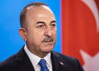 &Ccedil;avuşoğlu, s&ouml;zlerine a&ccedil;ıklık getirdi: Turizm &ccedil;alışanlarını kastettim