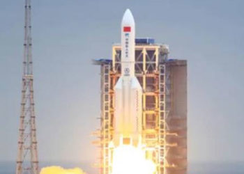 Çin'in kontrolden çıkan roketinin enkazı Maldivler yakınlarına düştü