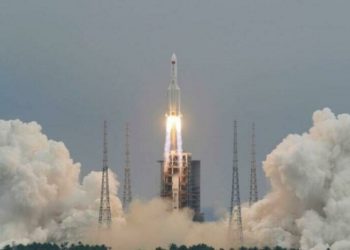 Çin'in kontrolden çıkan roketinin parçaları Maldivler yakınlarına düştü