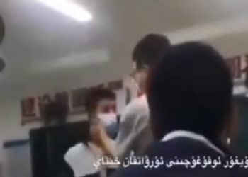 Çinli öğretmen Uygur öğrenciyi sınıfta dakikalarca dövdü