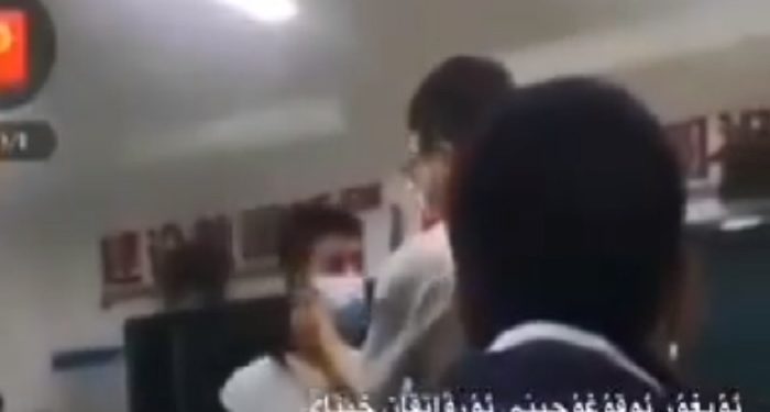 Çinli öğretmen Uygur öğrenciyi sınıfta dakikalarca dövdü
