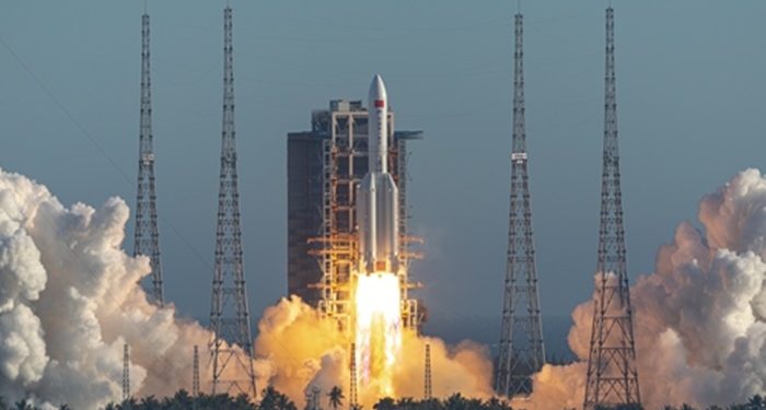 Çin’in kontrolden çıkan roketi okyanusa düştü