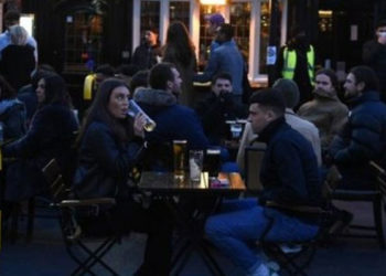 İngiltere'de bugün itibarıyla kafe, restoran ve pubların iç mekanlarına müşteri kabul edilecek