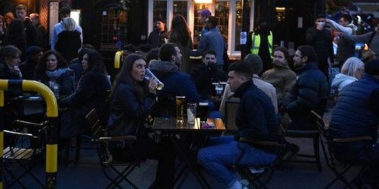 İngiltere'de bugün itibarıyla kafe, restoran ve pubların iç mekanlarına müşteri kabul edilecek
