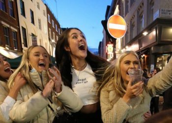 İngiltere'de günlük vaka sayısı 2 binin altına düştü