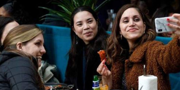 İngiltere'de salgın önlemleri 17 Mayıs itibariyle bir seviye daha gevşetiliyor