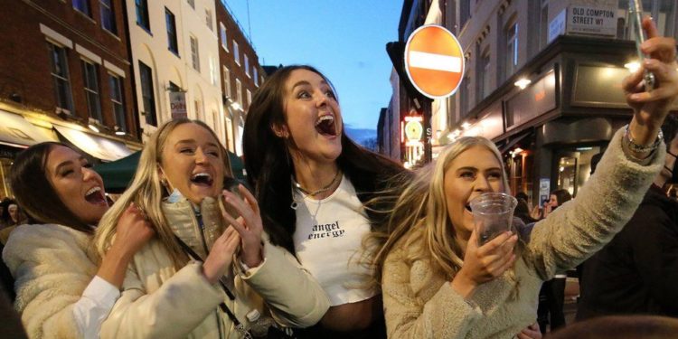 İngiltere'de son 24 saatte 5 kişi yaşamını yitirdi