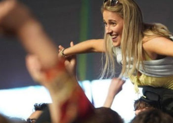 İngiltere'de sosyal mesafe ve maske kurallarının olmadığı pilot festivale 5 bin kişi katıldı