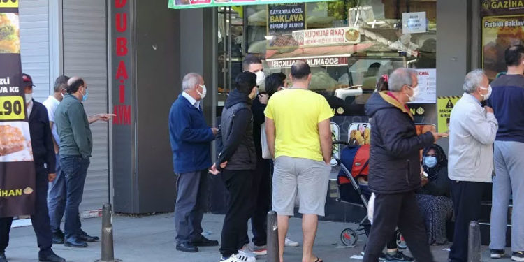 İstanbul'da ucuz baklava kuyruğu