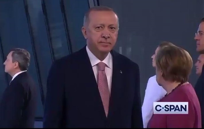 İngilizce ‘lütfen dönün’ anonsuna bir tek Erdoğan uymadı