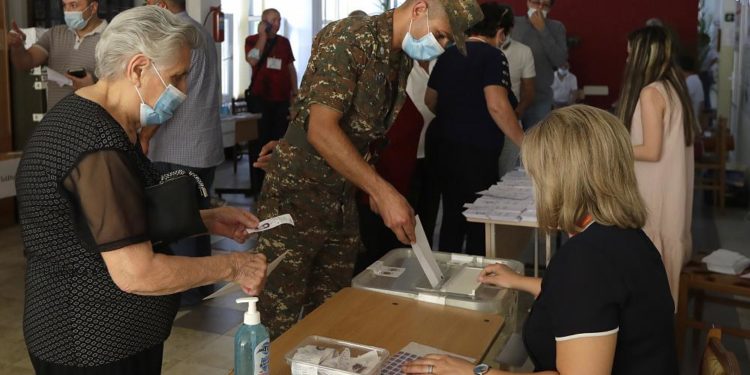 Ermenistan’da halk, erken parlamento seçimi için sandık başına gitti