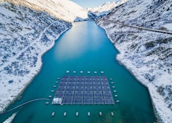 Dünyanın ilk yüksek rakımlı yüzen güneş enerjisi santralinde üretimin artırılması hedefleniyor