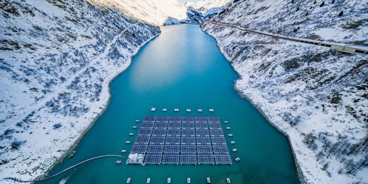 Dünyanın ilk yüksek rakımlı yüzen güneş enerjisi santralinde üretimin artırılması hedefleniyor