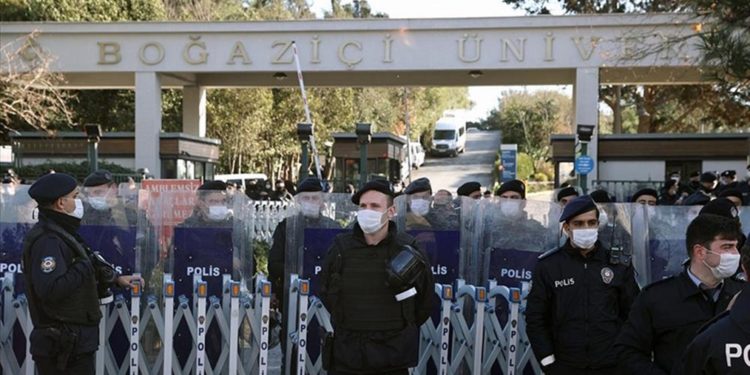 Boğaziçi Üniversitesi’nde bir öğretim görevlisi daha görevinden uzaklaştırıldı
