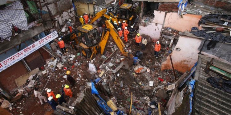 Hindistan’da muson yağmurları sonrası çöken binada en az 11 kişi öldü, kurtarma çalışmaları sürüyor