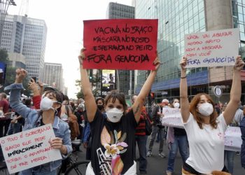 Brezilya’da salgında ölenlerin sayısı yarım milyonu geçti, halk yönetimi protesto için sokağa indi