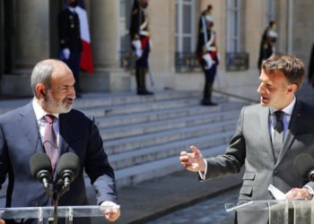Macron: “Azerbaycan ordusu, Ermenistan’ın egemen topraklarını terk etmesi gerekiyor”
