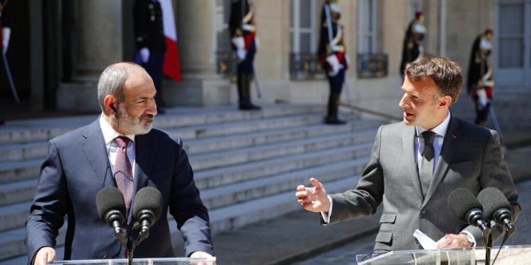 Macron: “Azerbaycan ordusu, Ermenistan’ın egemen topraklarını terk etmesi gerekiyor”