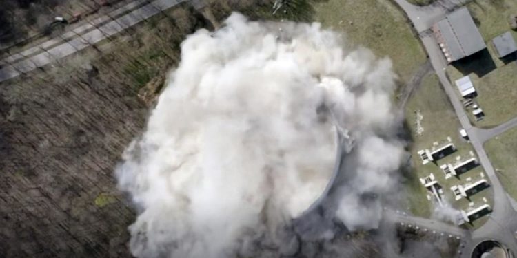 Almanya’nın Kuzey Ren-Vestfalya eyaletindeki kömür santrali kontrollü şekilde yıkıldı