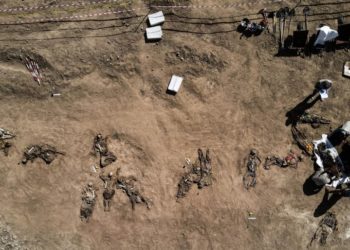 Irak’ta IŞİD tarafından katledilen 123 kişinin cesedi kimlik tespiti için toplu mezardan çıkarıldı