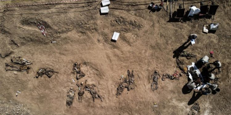 Irak’ta IŞİD tarafından katledilen 123 kişinin cesedi kimlik tespiti için toplu mezardan çıkarıldı