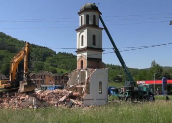 Bosna Hersek: Müslüman kadının bahçesine izinsiz yapılan kilise yıkıldı