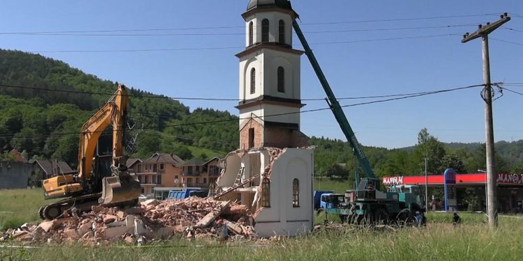Bosna Hersek: Müslüman kadının bahçesine izinsiz yapılan kilise yıkıldı