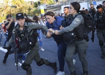 İsrail polisi El Cezire muhabirini ve Filistinli aktivisti gözaltına aldı, muhabirin kolu kırıldı