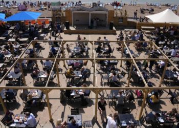 İngiltere’de yoğun aşılamaya rağmen Hint varyantının tetiklediği üçüncü dalga korkusu