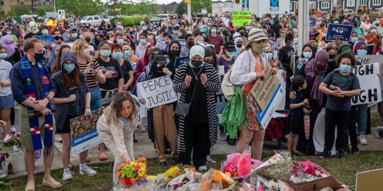 Kanada’da kamyonetle ezilen Müslüman aile için binlerce kişilik destek yürüyüşü