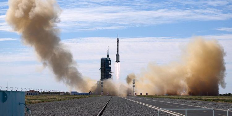Çin’in kurulumu süren uzay istasyonuna gönderdiği astronotlar hedefe ulaştı