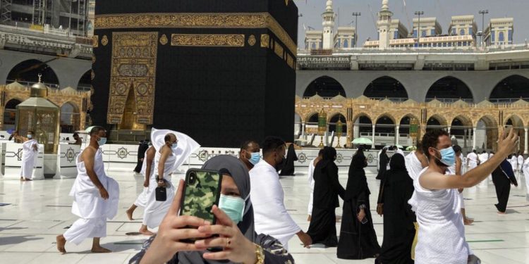Suudi Arabistan, Covid-19 aşısı olmuş 60 bin vatandaşının hac ibadetini yapmasına izin verecek
