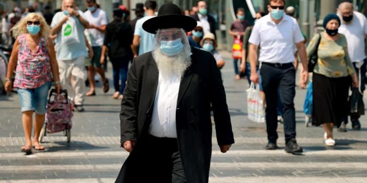 Artan Covid-19 vakaları karşısında İsrail’de kapalı alanlarda yeniden maske zorunluluğu getirildi