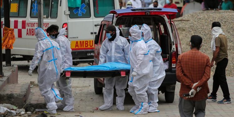 Hindistan’da Covid-19 nedeniyle rekor can kaybı: Son 24 saatte 6 bin 148 kişi hayatını kaybetti