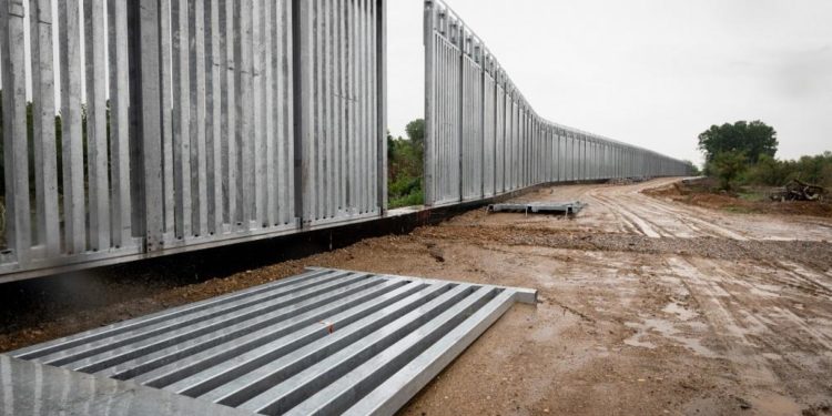 Yunanistan Meriç Nehri sınırında çelik duvar inşaatına başladı