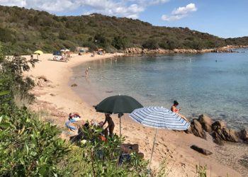 İtalyan polisi, Sardinya’dan deniz kumu ve kabuğu götüren turistlere ceza kesti