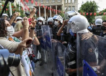İzmir HDP il binasına saldırı: ‘İçişleri Bakanı bu olayı önlemekle mükellef güçtür. İstifa etmeli’