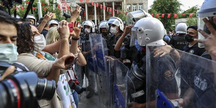 İzmir HDP il binasına saldırı: ‘İçişleri Bakanı bu olayı önlemekle mükellef güçtür. İstifa etmeli’